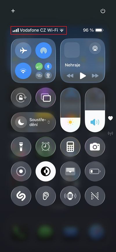 Stavový řádek iPhonu se zobrazením „Vodafone CZ Wi‑Fi“ potvrzující aktivní Wi‑Fi volání